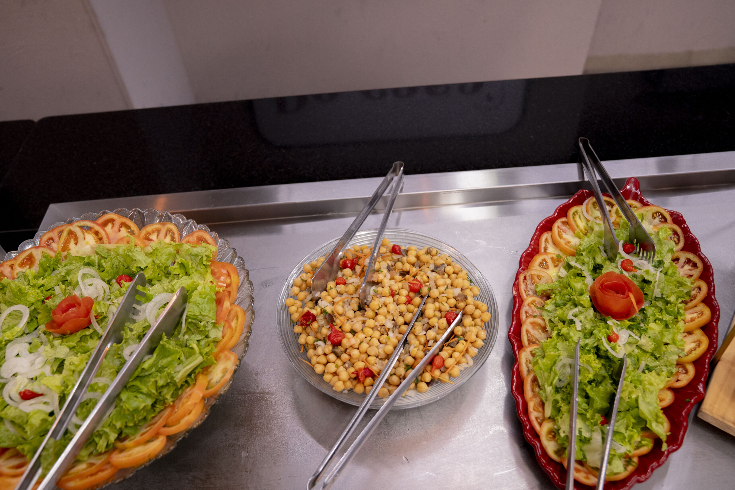 Fotografias da decoração do almoço temático de Dia das Mães, dos pratos e dos colaboradores se servindo no Restaurante Cetro.