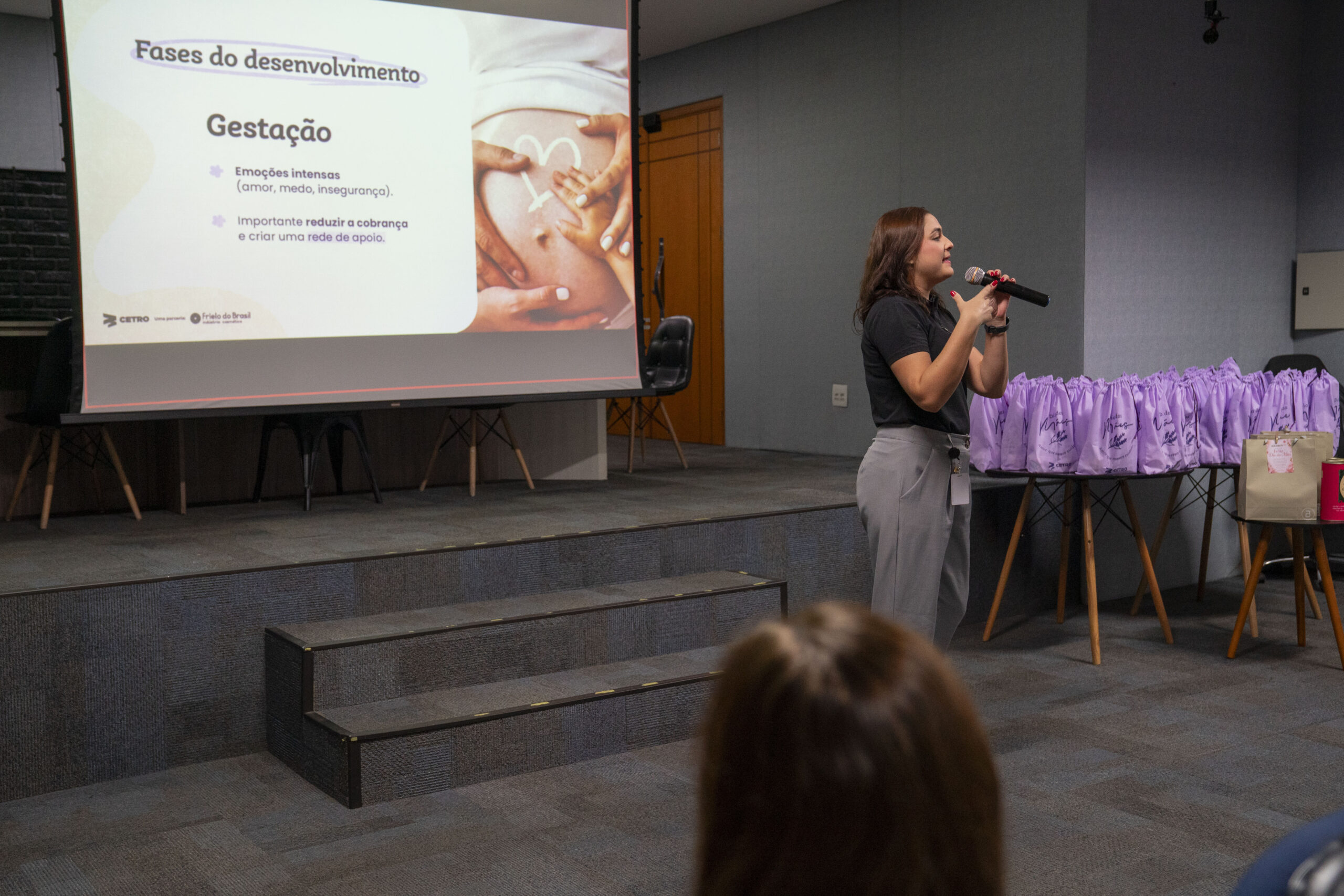 Fotografias das colaboradoras Cetro e da palestrante durante a palestra em homenagem ao Dia das Mães.