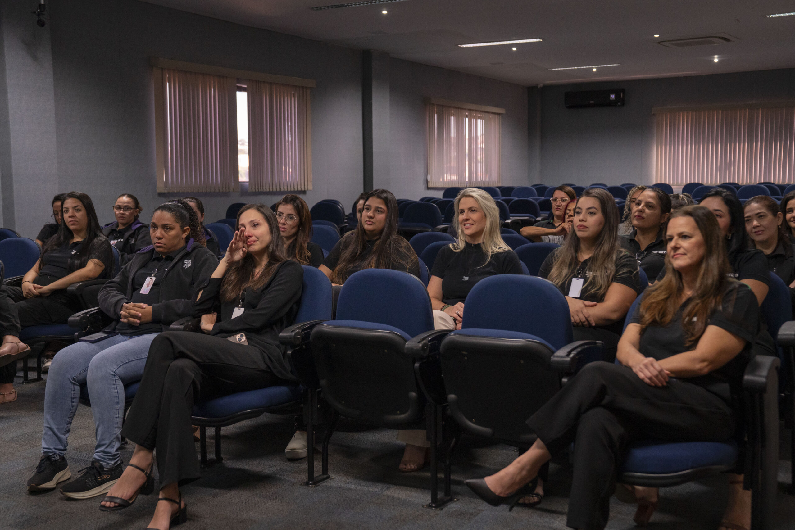 Fotografias das colaboradoras Cetro e da palestrante durante a palestra em homenagem ao Dia das Mães.