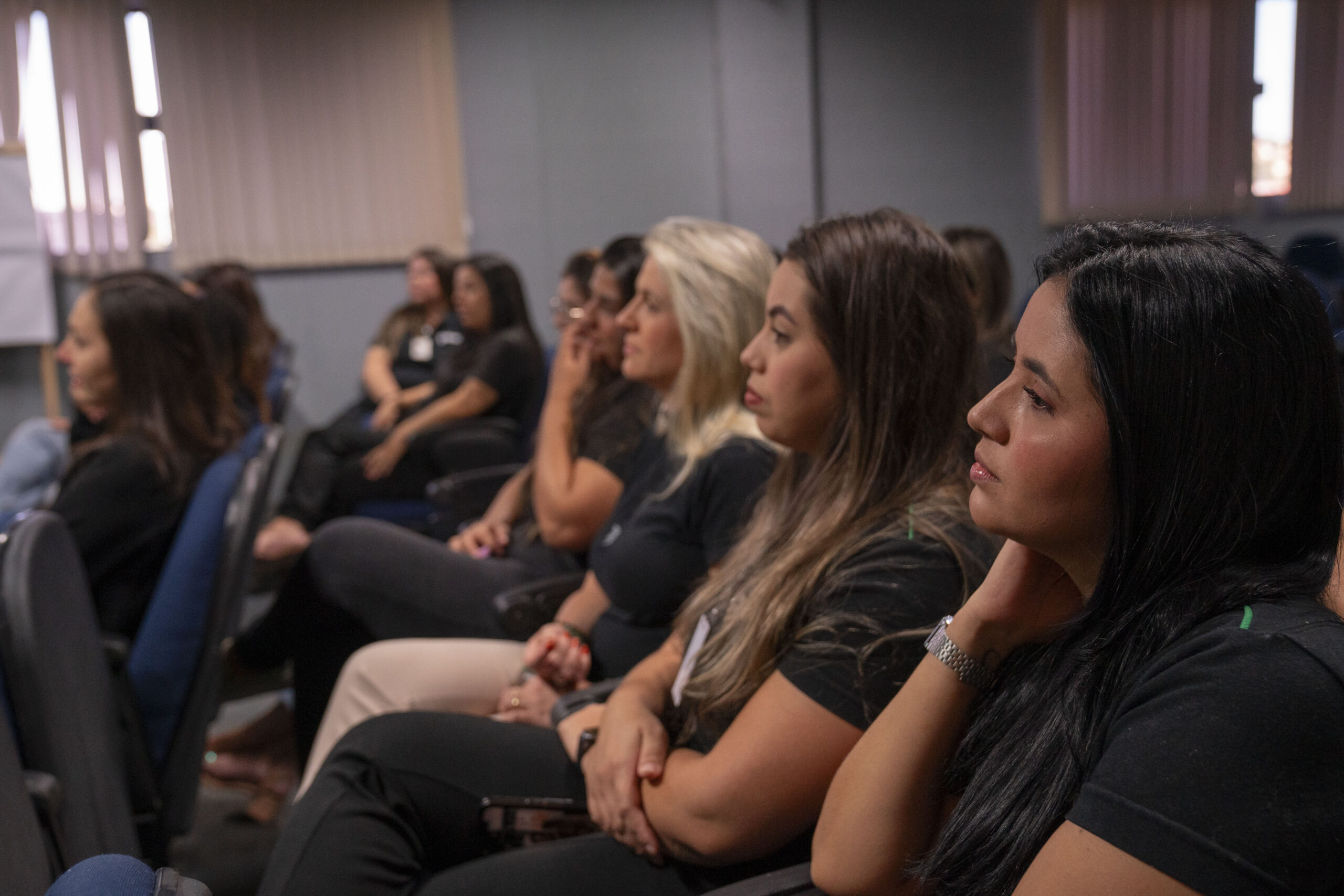 Fotografias das colaboradoras Cetro e da palestrante durante a palestra em homenagem ao Dia das Mães.