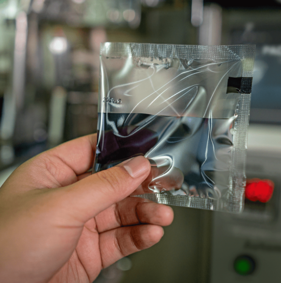 Fotografias da Empacotadora Automática de Sachês para Líquidos CAPM 200 VP-100 RK da CetroX e de sachês embalados por ela.