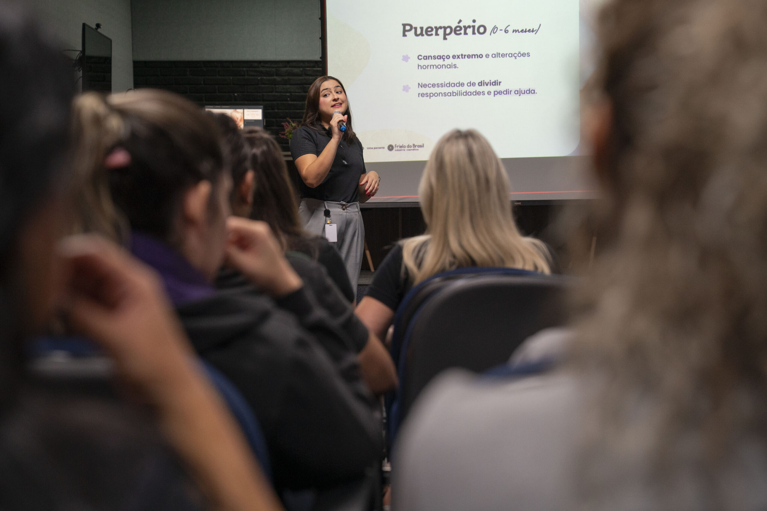 Fotografias das colaboradoras Cetro e da palestrante durante a palestra em homenagem ao Dia das Mães.