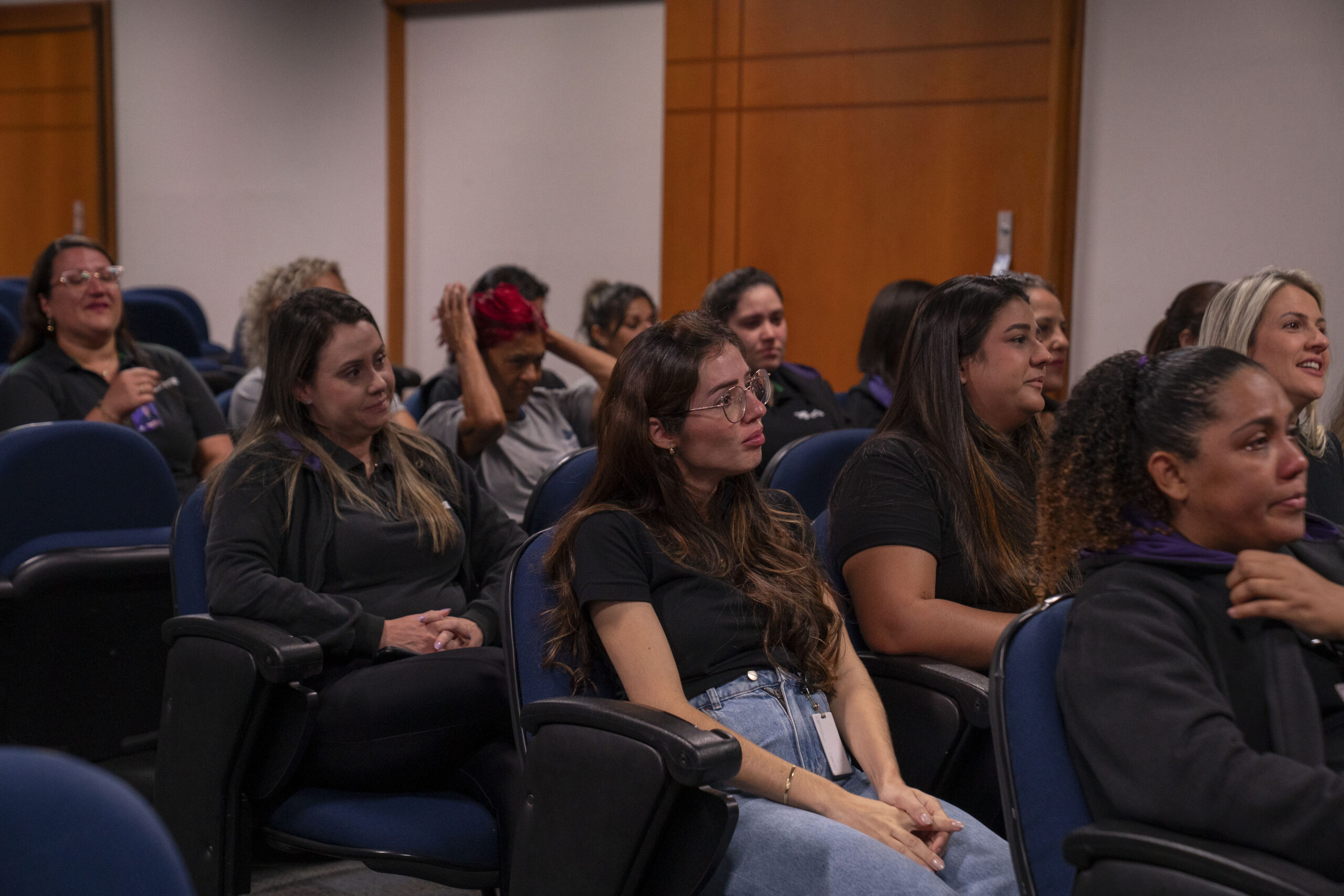 Fotografias das colaboradoras Cetro e da palestrante durante a palestra em homenagem ao Dia das Mães.