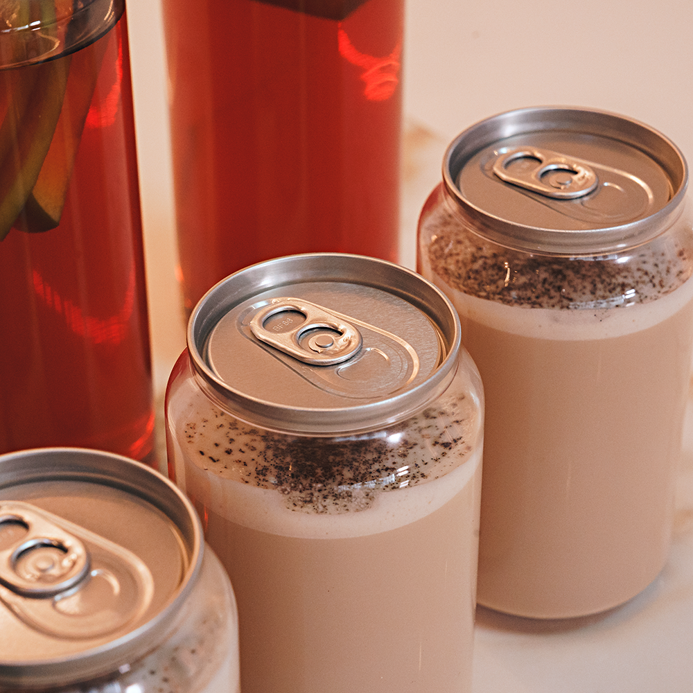 Fotografias de latas PET com as tampas de alumínio da Cetro seladas pela Seladora Recravadora de Latas Plásticas Semiautomática CCBM S-100 CS T.