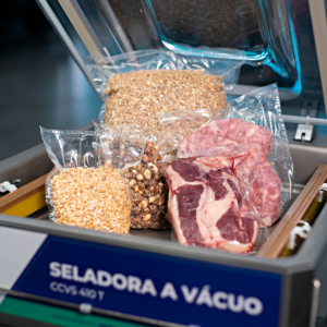Fotografias das Seladoras da Cetro com diversos tipos de produtos sendo selados, representando as máquinas com promoções para a Copa do Mundo.