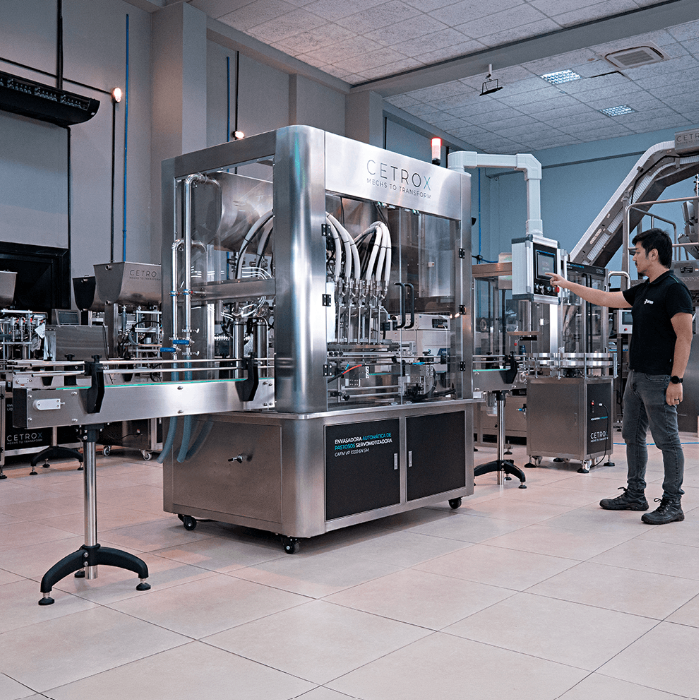 Fotografias da Envasadora Automática de Pastosos Servomotorizada CAFM VP-1000 6N SM envasando cosméticos em potes.