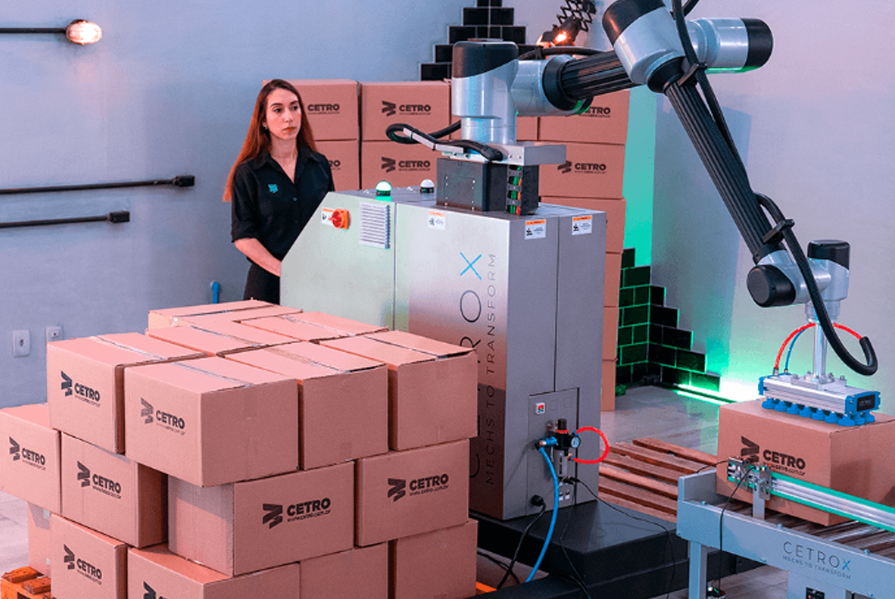Fotografias dos clientes com o Robô Paletizador Colaborativo da Cetro na Fispal Tecnologia 2026.