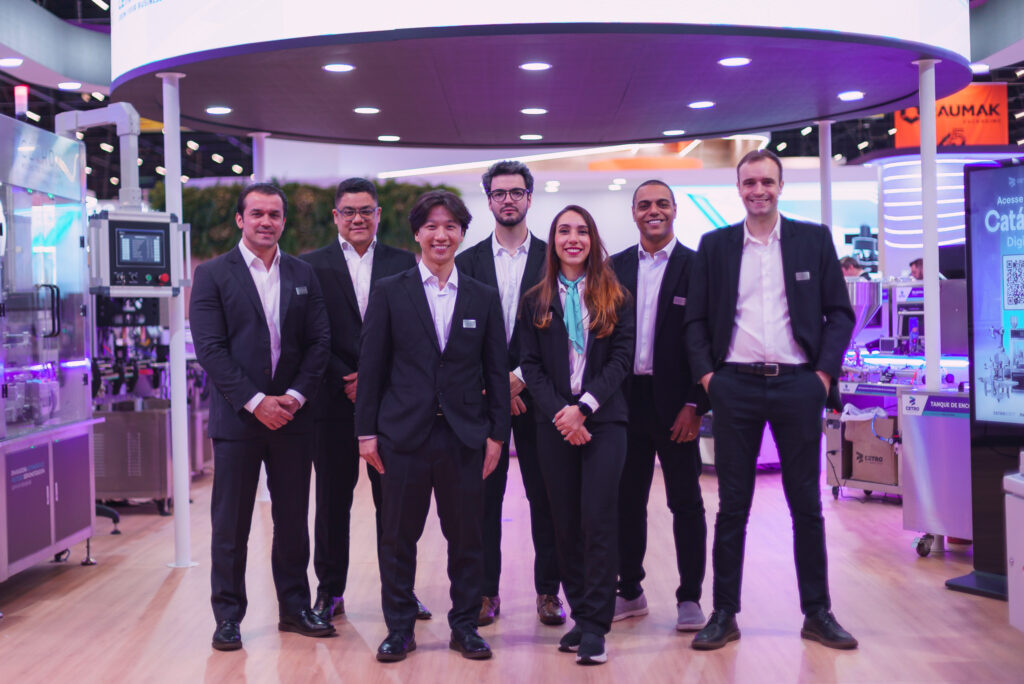 Fotografias dos colaboradores da Cetro no estande da companhia na Fispal Tecnologia 2026.