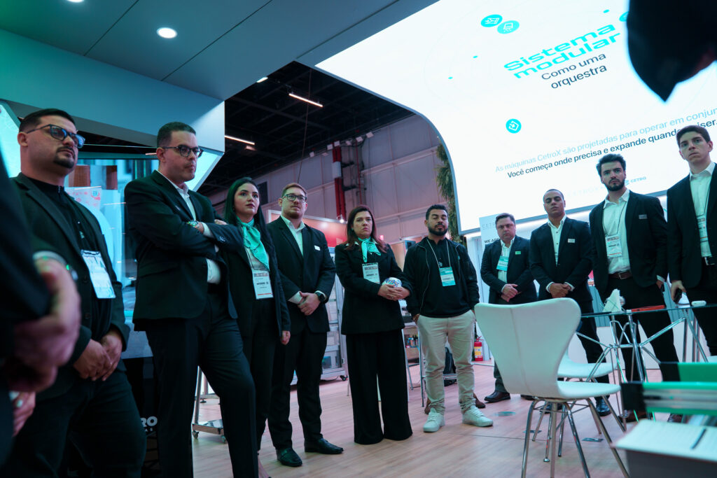 Fotografias dos colaboradores da CetroX em atendimento na FCE Pharma.