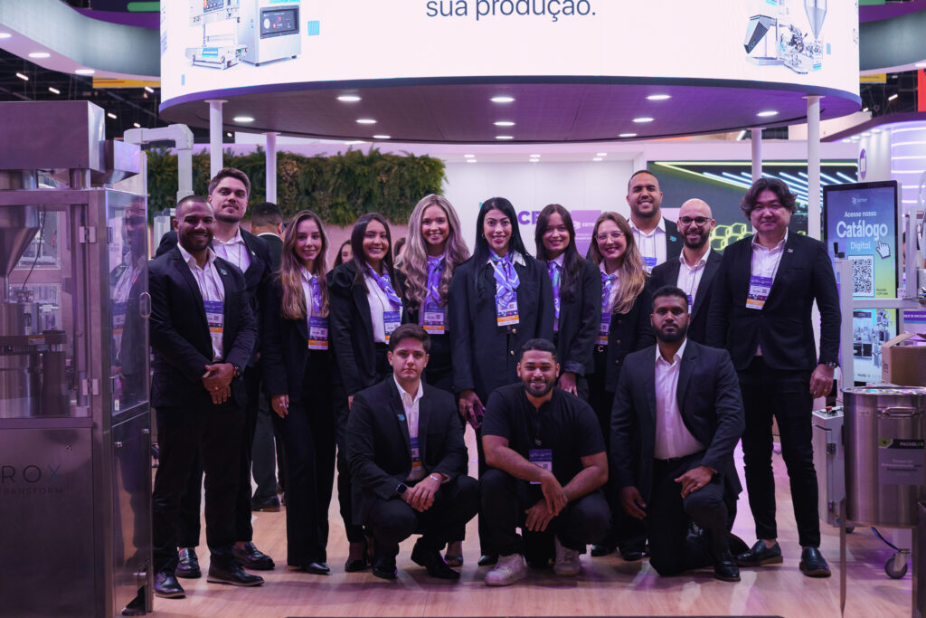 Fotografias dos colaboradores da Cetro no estande da companhia na Fispal Tecnologia 2026.