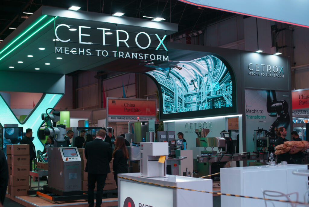 Fotografias do estande da CetroX e dos colaboradores trabalhando na FCE Pharma 2026.