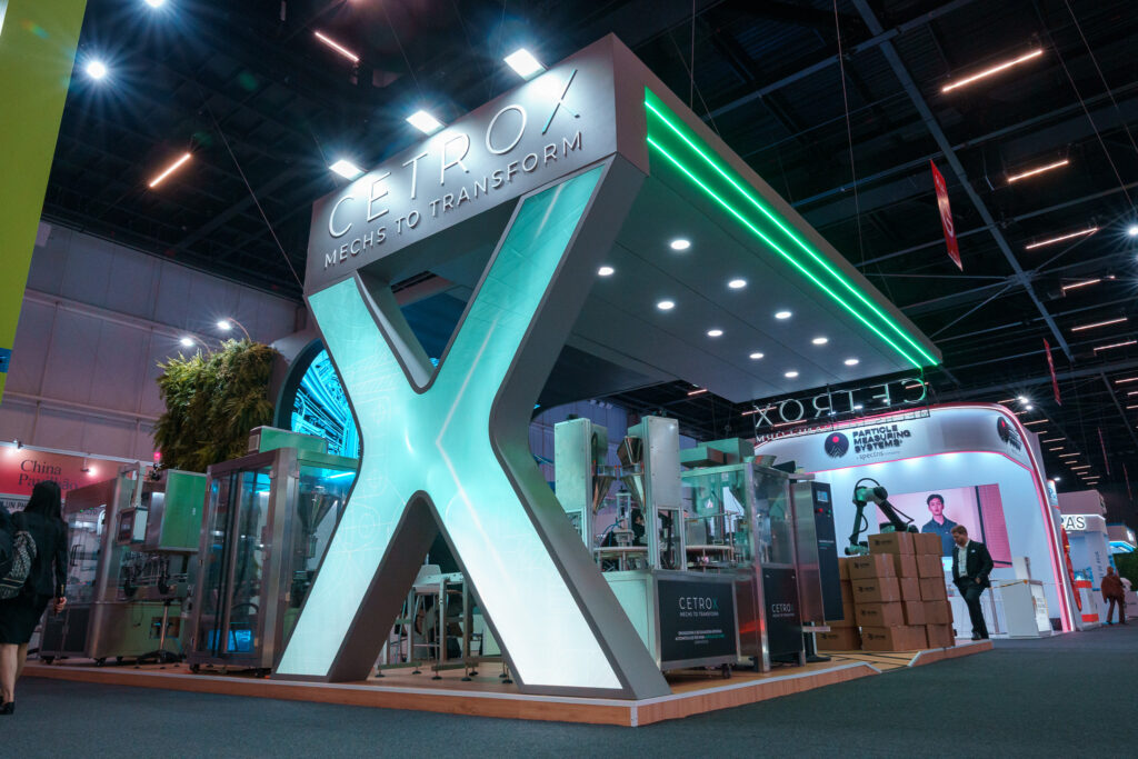 Fotografias do estande da CetroX e dos colaboradores trabalhando na FCE Pharma 2026.