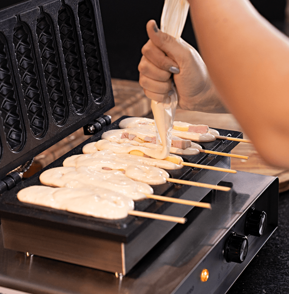 Fotografias da Crepeira Profissional Elétrica da Cetro e de crepes sendo preparados nela.
