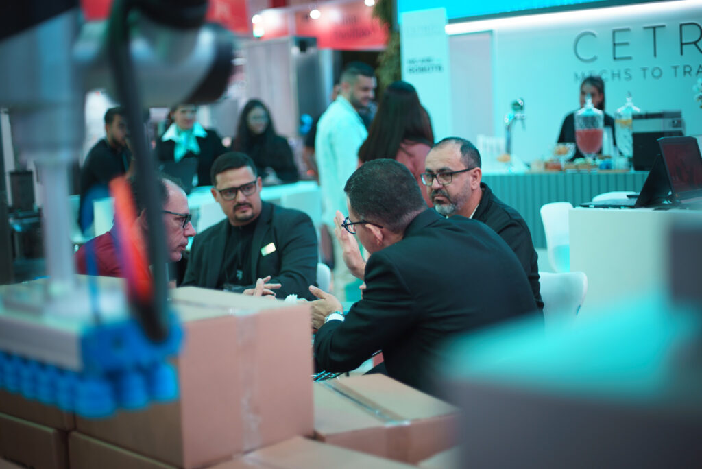 Fotografias do estande da CetroX e dos colaboradores trabalhando na FCE Pharma 2026.