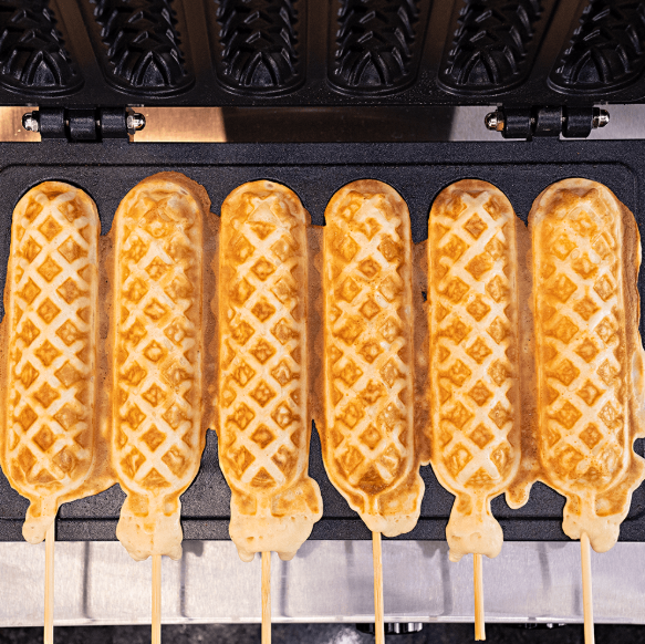 Fotografias de crepes com diferentes recheios sendo preparados na Crepeira da Cetro.