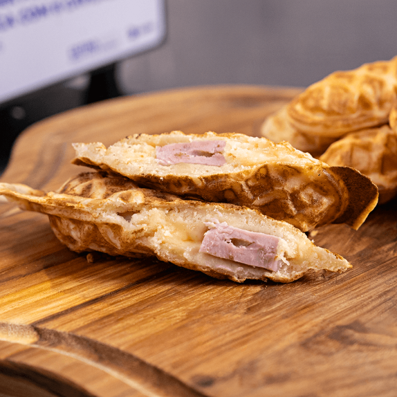 Fotografias de crepes com diferentes recheios sendo preparados na Crepeira da Cetro.