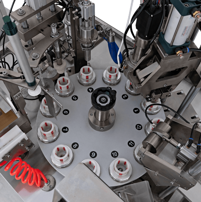Fotografias da Envasadora e Seladora de Bisnagas Rotativa CAFM R T-500.