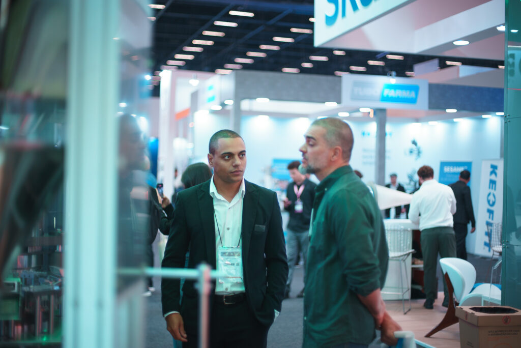 Fotografias das máquinas da CetroX no estande da FCE Pharma e dos vendedores em atendimento no evento.