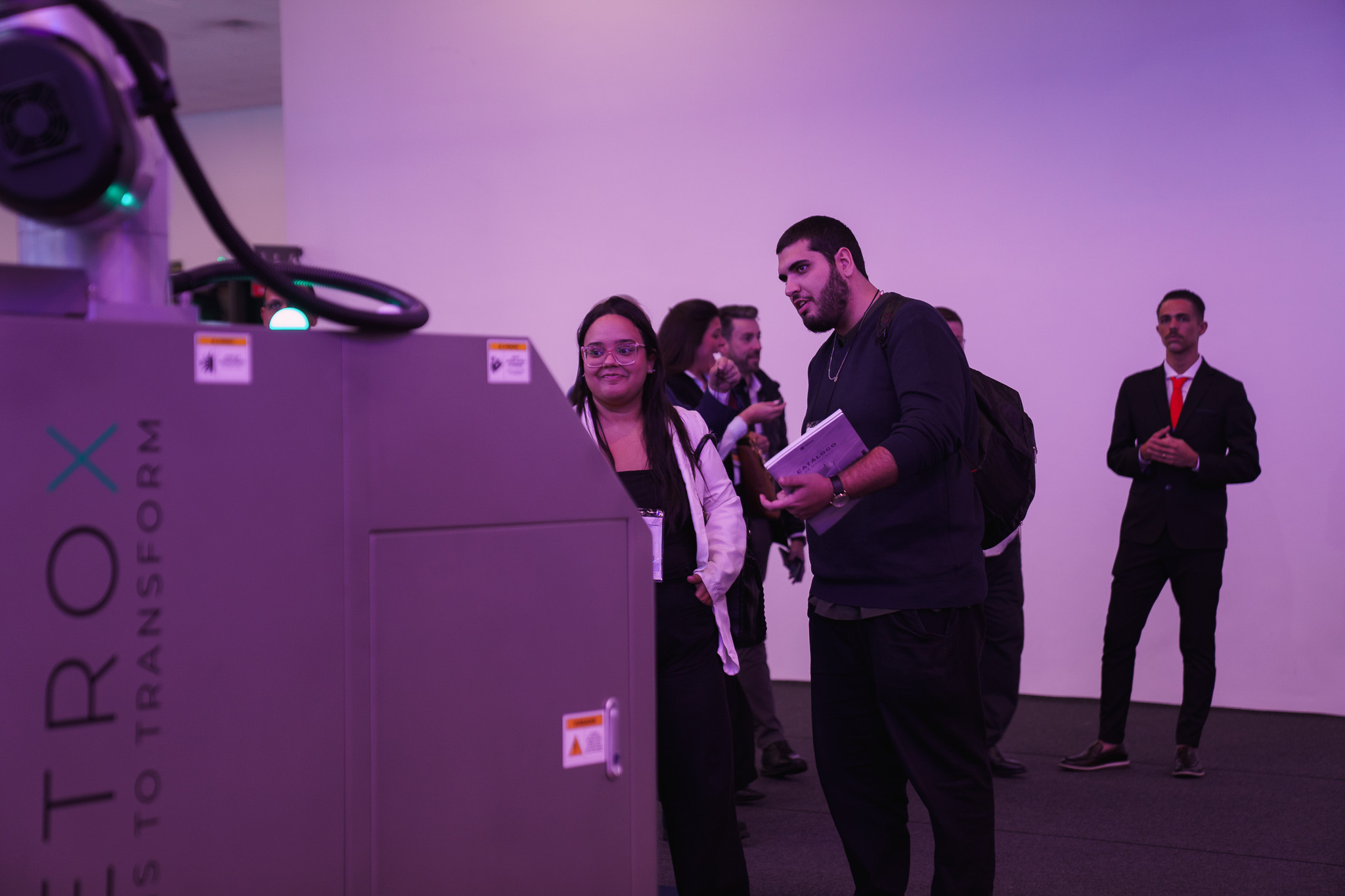 Fotografias dos clientes com o Robô Paletizador Colaborativo da Cetro na Fispal Tecnologia 2026.