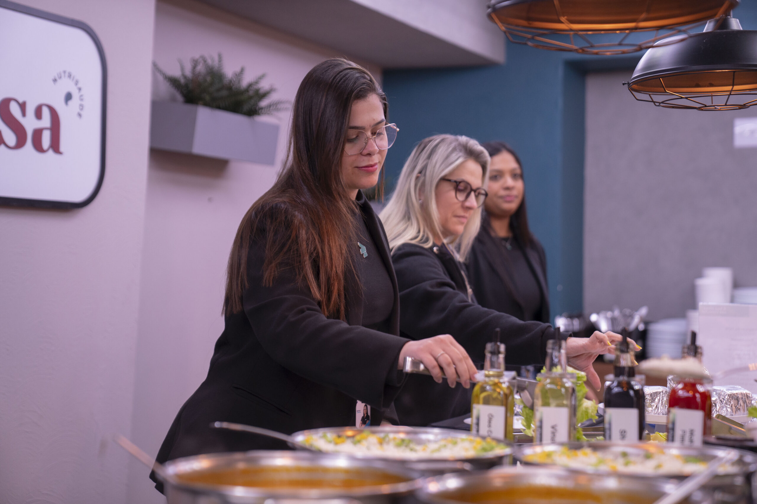 Fotografias de uma colaboradora se servindo no Restaurante Cetro e de um grupo de colaboradores sorridentes conversando durante o almoço na companhia.