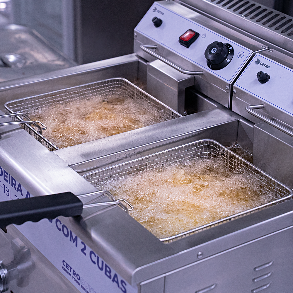 Fotografias das Fritadeiras Elétricas e a Gás da Cetro fritando porções.