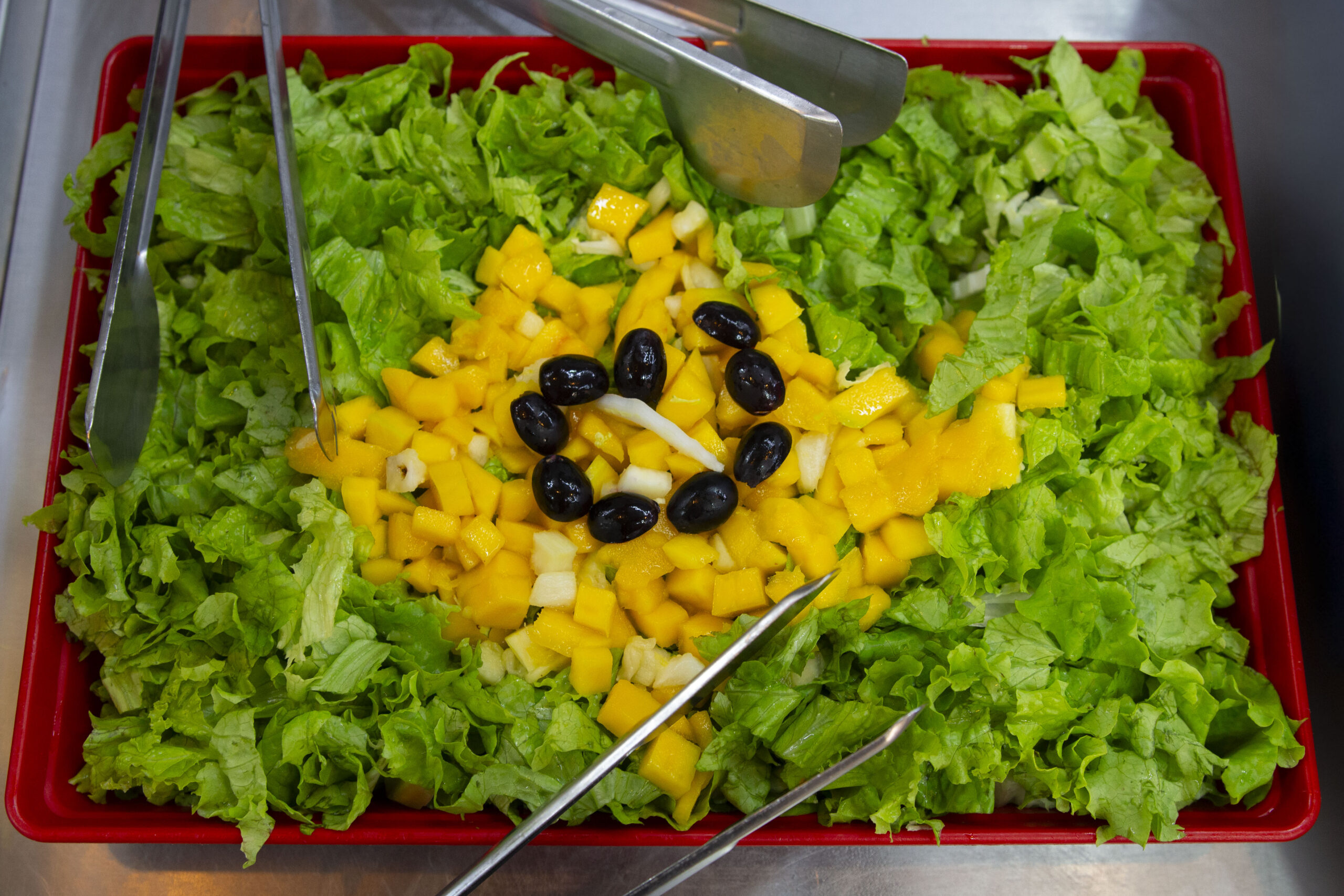 Fotografias dos pratos preparados para os almoços comemorativos e dos colaboradores se servindo e sentados no Restaurante Cetro.
