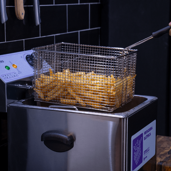 Fotografias da Fritadeira Elétrica com 1 Cuba 6 Litros e de alimentos fritos por ela.