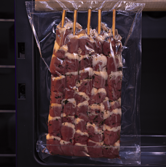 Fotografias de carnes embaladas com a Embalagem a Vácuo Lisa Resistente à Perfuração RP da Cetro.