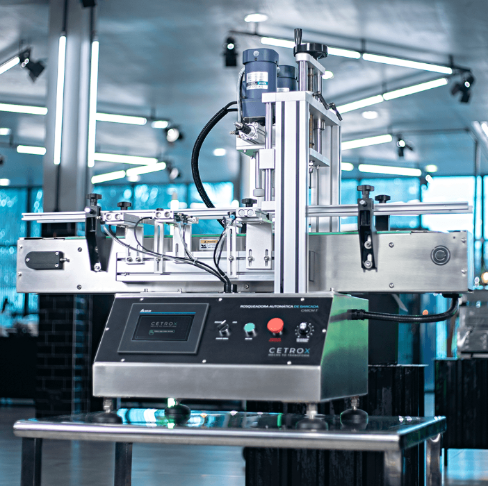 Fotografias da Rosqueadora Automática de Bancada CCBM A-500 T que compõe a linha de produção de body splash da CetroX.