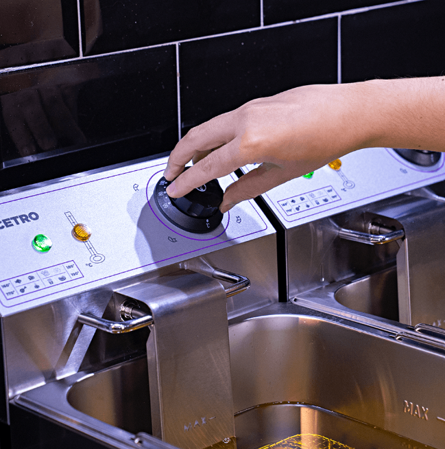 Fotografias das Fritadeiras Elétricas com 2 Cubas da Cetro e de alimentos fritos por elas.