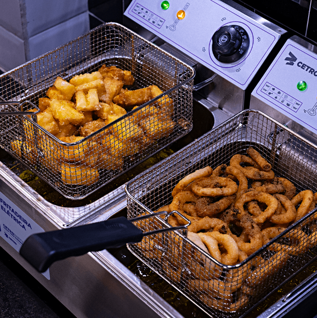 Fotografias das Fritadeiras Elétricas com 2 Cubas da Cetro e de alimentos fritos por elas.