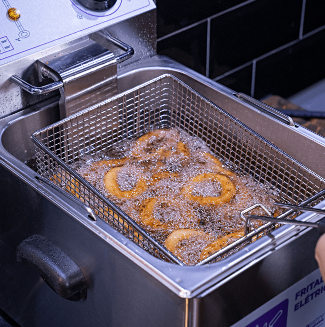 Fotografias da Fritadeira Elétrica com 1 Cuba 6 Litros e de alimentos fritos por ela.