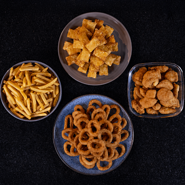 Fotografias da Fritadeira Elétrica com 1 Cuba 6 Litros e de alimentos fritos por ela.