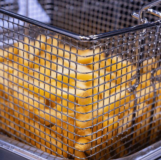 Fotografias da Fritadeira Elétrica com 1 Cuba 8 Litros e de alimentos fritos por ela.