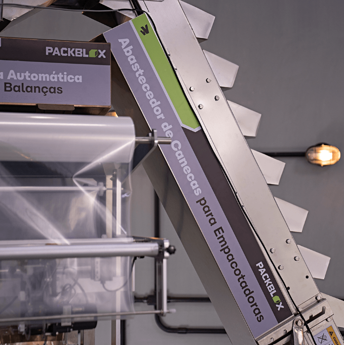 Empacotadora Automática com 2 Balanças e Abastecedor com Esteira de Saída CAPM 420 W2-1500 LE da Packblox embalando ração.
