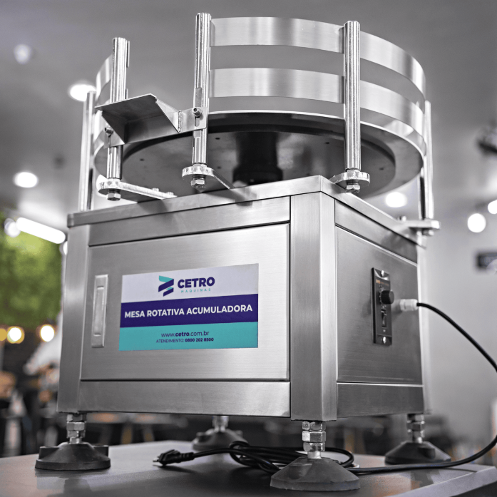 Fotografias da Rotuladora Automática de Frascos Cilíndricos de Bancada CALM T e da Mesa Rotativa Acumuladora CRT A 500 T, que compõem a linha de produção para body splash da CetroX.