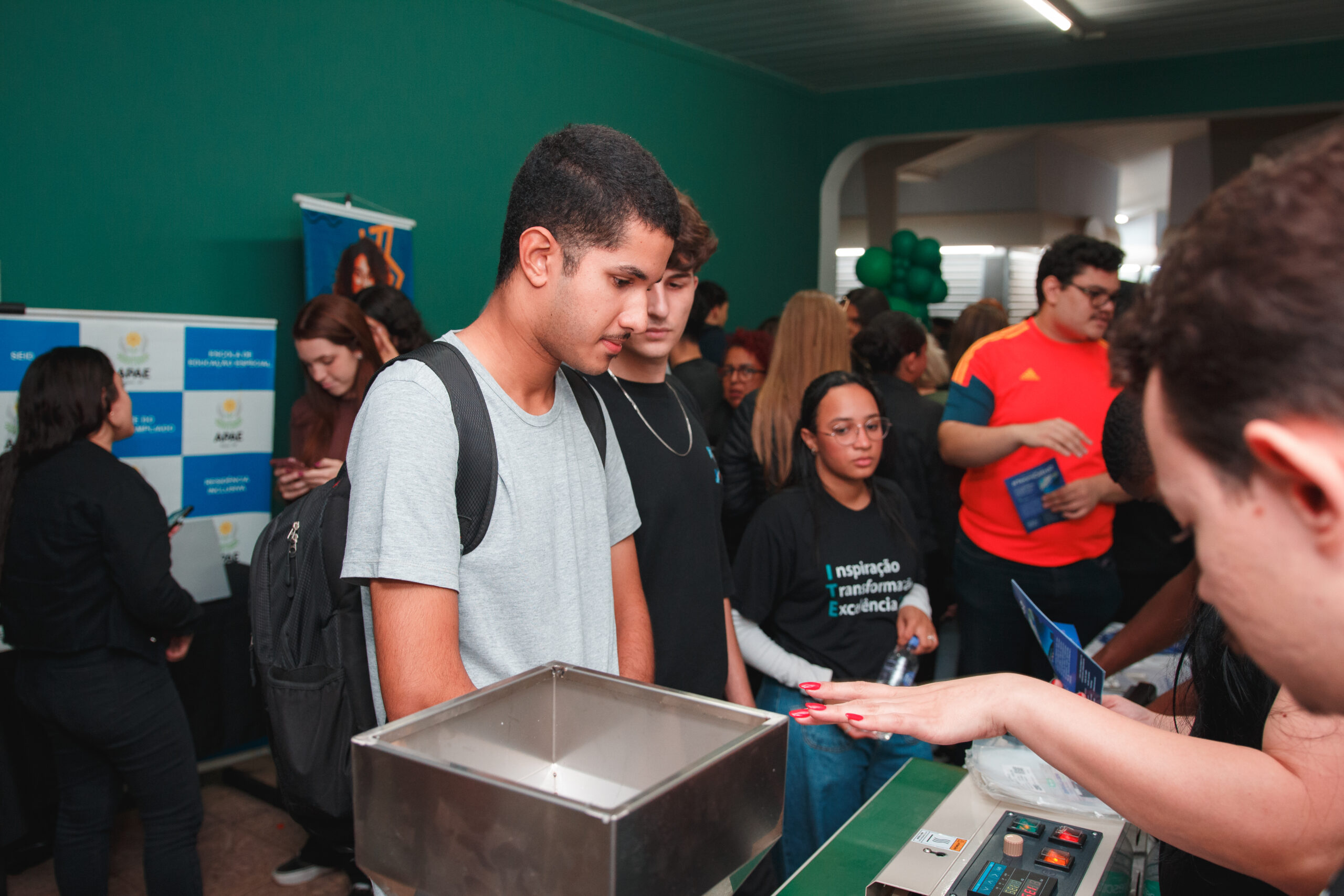 Fotografias dos colaboradores da Cetro com os alunos visitantes da Feira de Empregabilidade da ITE.