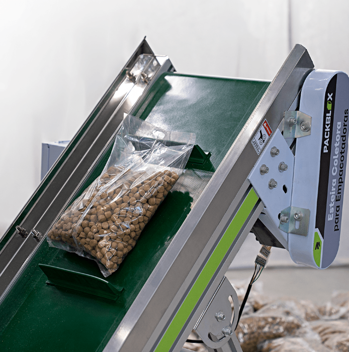 Empacotadora Automática com 2 Balanças e Abastecedor com Esteira de Saída CAPM 420 W2-1500 LE da Packblox embalando ração.