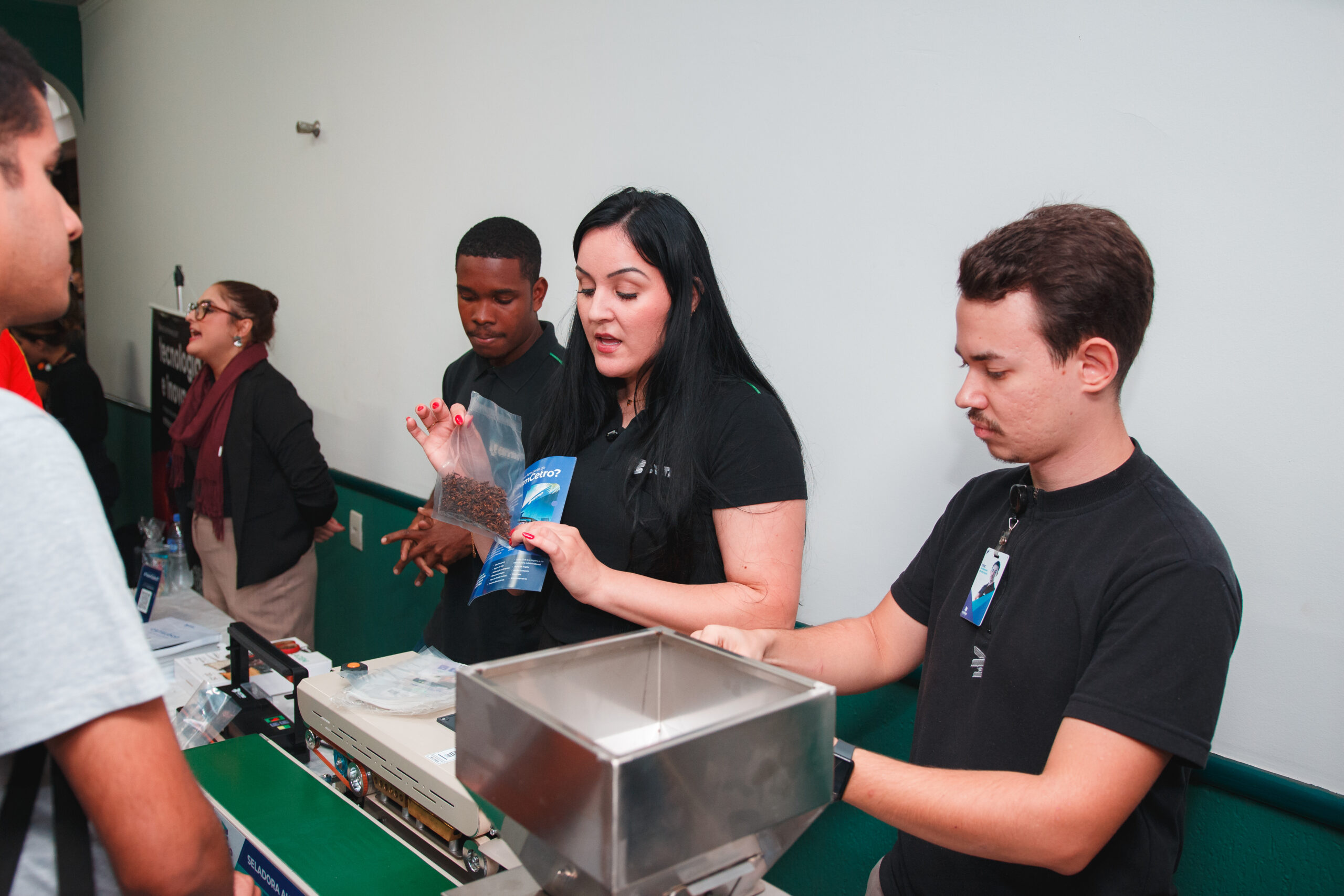 Fotografias dos colaboradores da Cetro com os alunos visitantes da Feira de Empregabilidade da ITE.