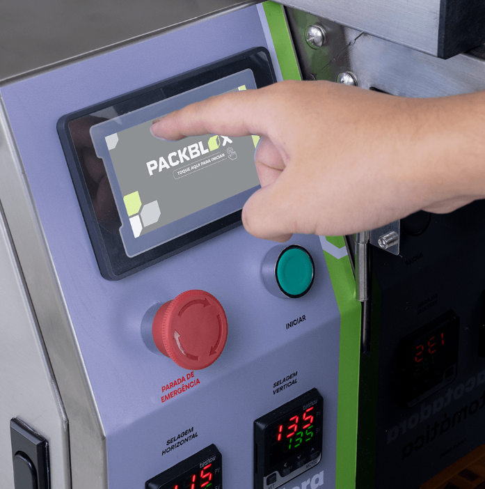 Empacotadora Automática com 2 Balanças e Abastecedor com Esteira de Saída CAPM 420 W2-1500 LE da Packblox embalando ração.