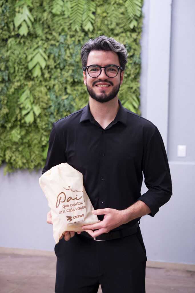 Fotografias dos colaboradores com seus presentes de Dia dos Pais, das decorações e da sobremesa do almoço especial.
