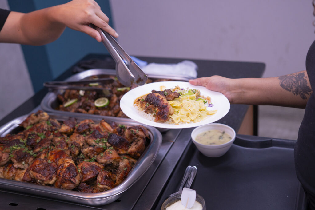 Fotografia das decorações, dos pratos especiais e dos colaboradores durante o almoço especial do Dia dos Pais da Cetro.