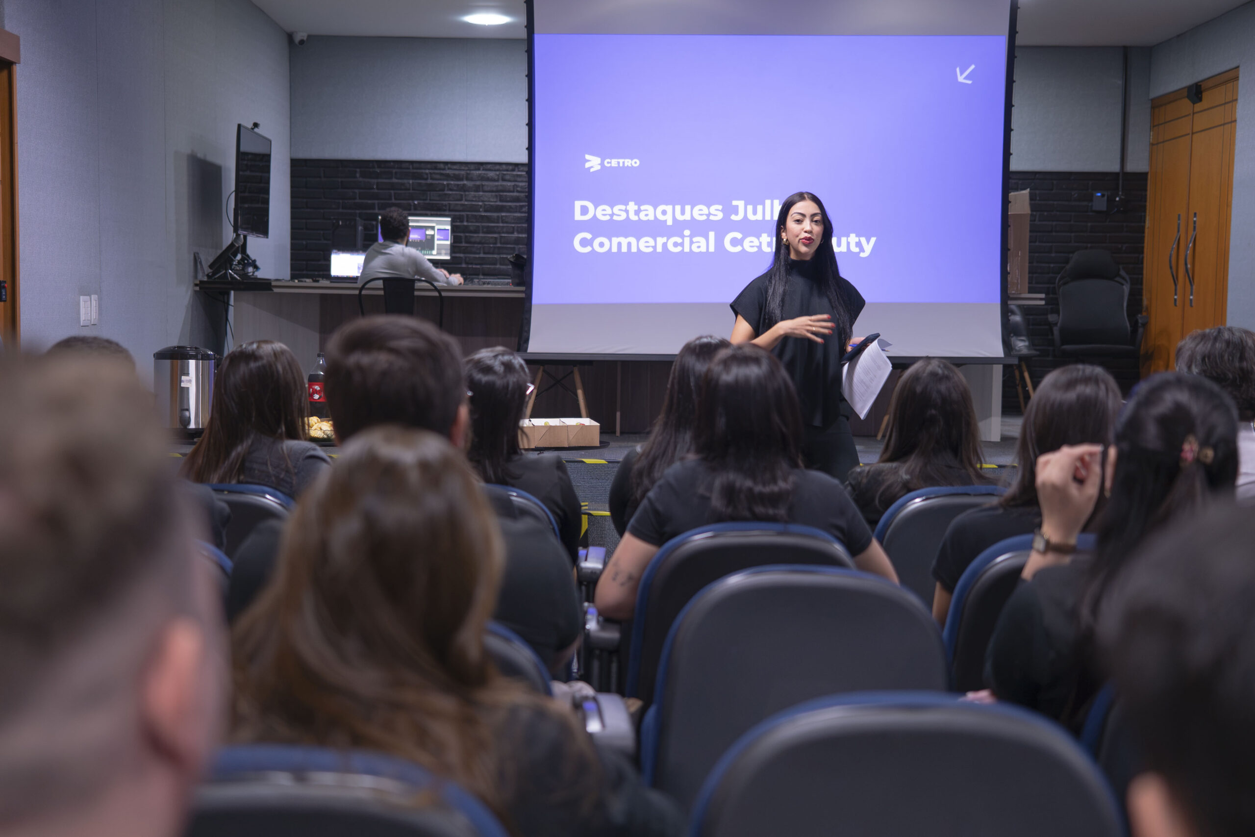 Fotografias de diversos momentos da apresentação, do café da manhã e dos colaboradores durante a confraternização.