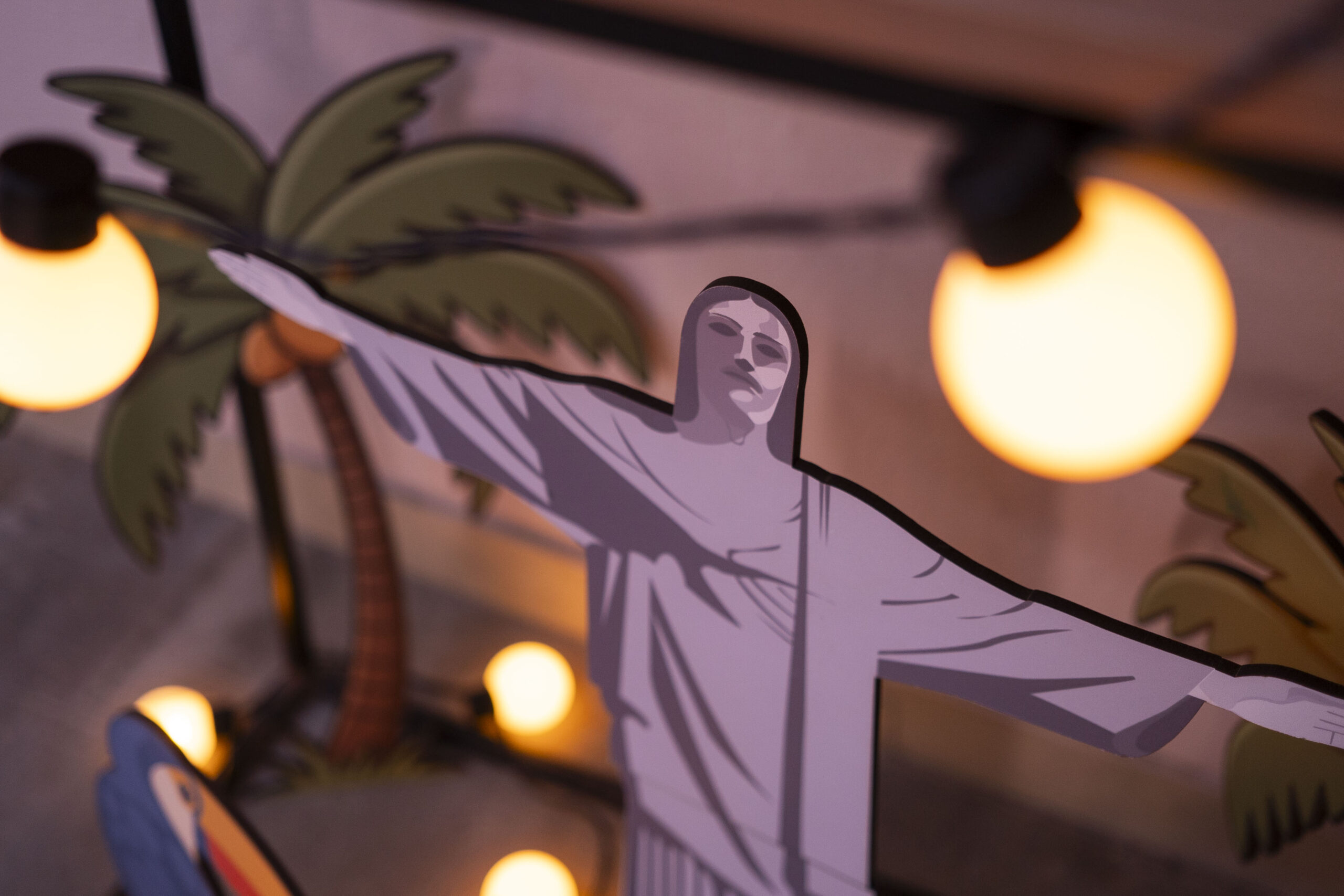Figura do Cristo Redentor como decoração do almoço especial de Bossa Nova e de um colaborador se servindo no Restaurante Cetro.