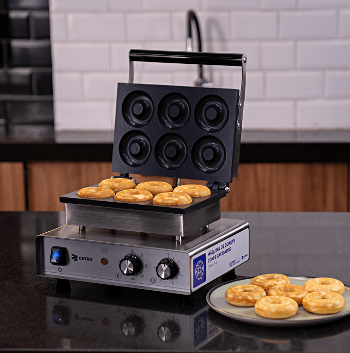 Fotografias da Máquina de Donuts da Cetro e de donuts produzidos por ela.