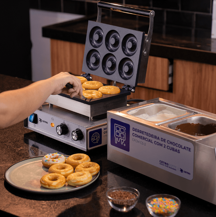 Fotografias da Máquina de Donuts da Cetro e de donuts produzidos por ela.