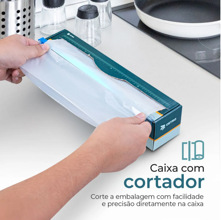 Caixas da Embalagem a Vácuo Biodegradável Gofrada em Rolo e Caixa com Cortador e um alimento sendo embalado em uma Seladora da Cetro.