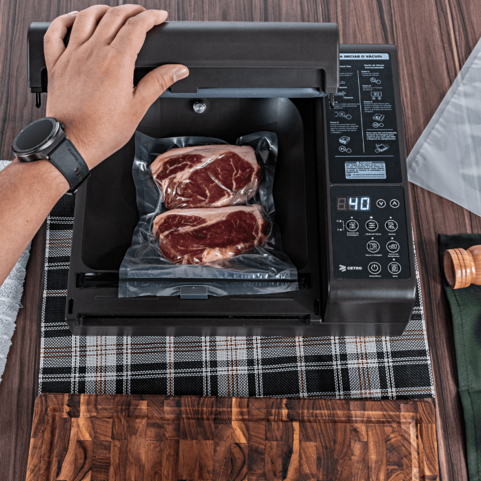 Fotografias da Seladora a Vácuo Suprême Vac Joy, de seu painel e de uma embalagem de carne selada a vácuo por ela.