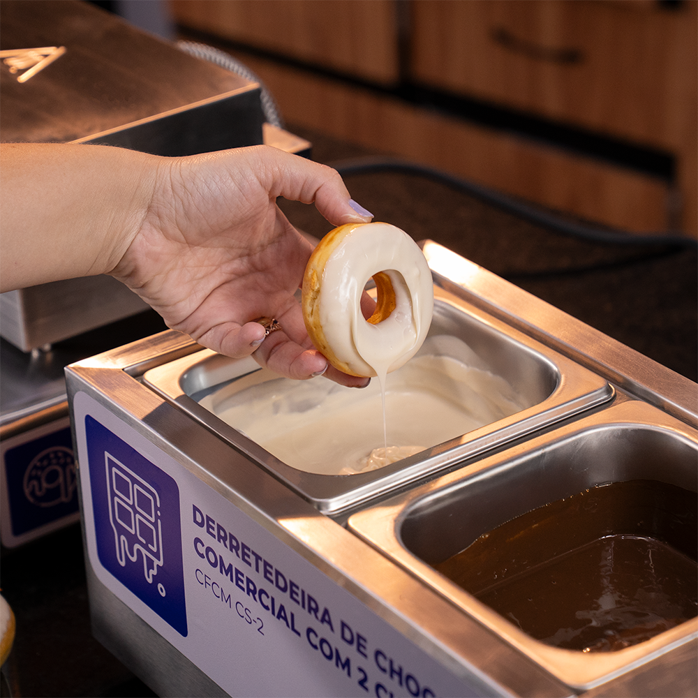 Fotografias da Máquina de Donuts da Cetro e de donuts produzidos por ela.