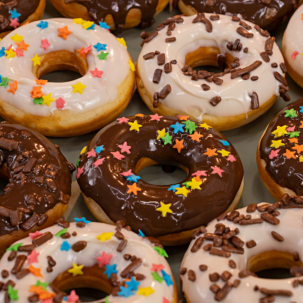 Fotografias da Máquina de Donuts da Cetro e de donuts produzidos por ela.